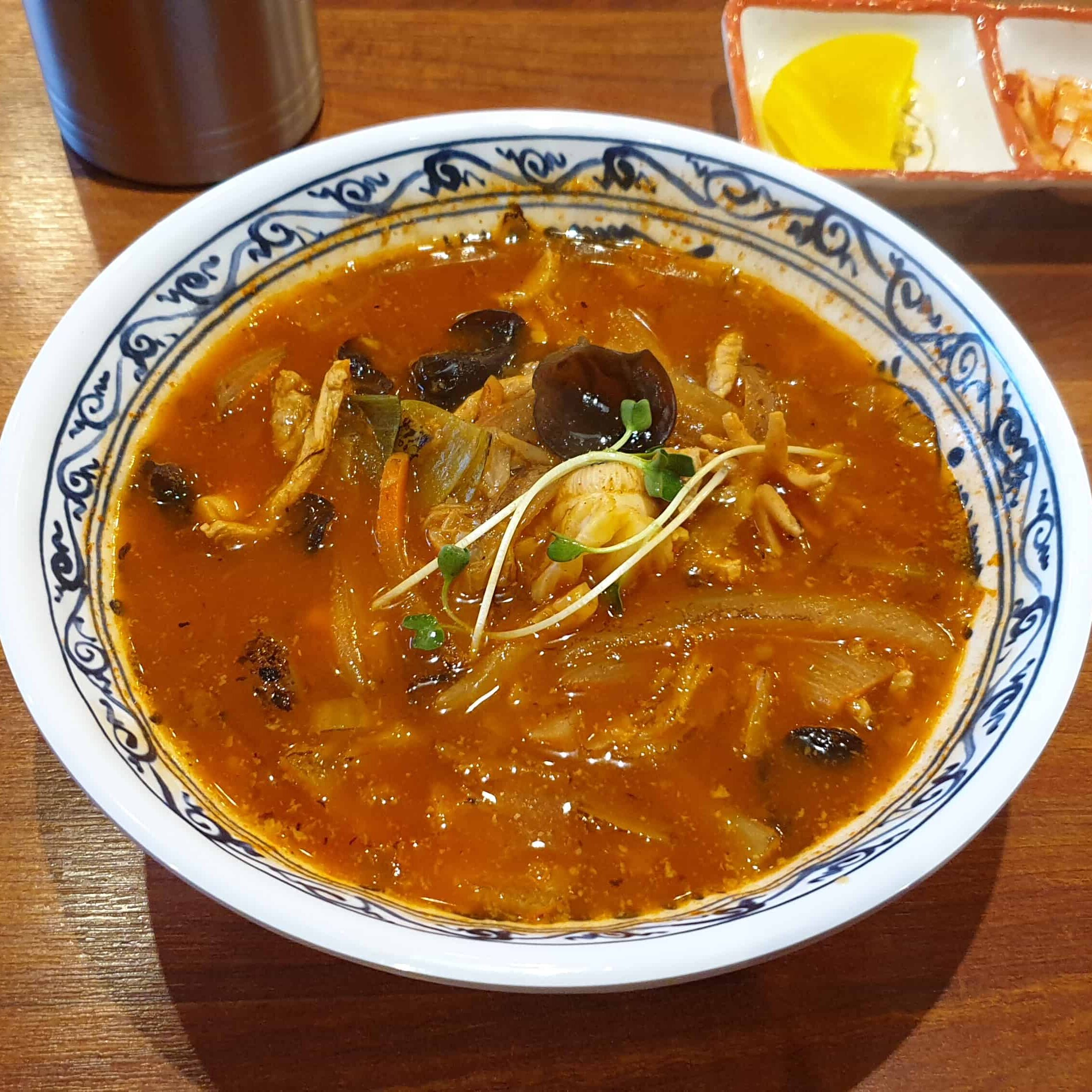 당근, 양파, 애호박, 목이 버섯이 올라간 짬뽕